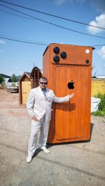 туалет в виде оранжевого айфона создал инженер из Челябинска.jpg
