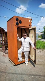 туалет в виде оранжевого айфона создал инженер из Челябинска 2.jpg