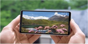 Sony представила Xperia 10 VIII с большими рамками, microSD и 3.5-мм джеком.jpg